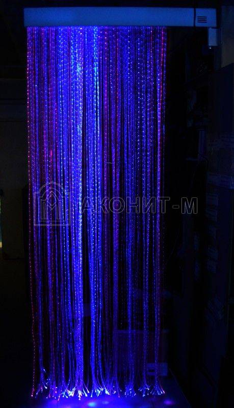 Фиброоптическая занавесь (150 волокон) на подвижном карнизе с интерактивным источником света